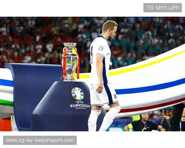 凯恩脚腕轻拨创造穿透传球，热刺中前场灵光乍现